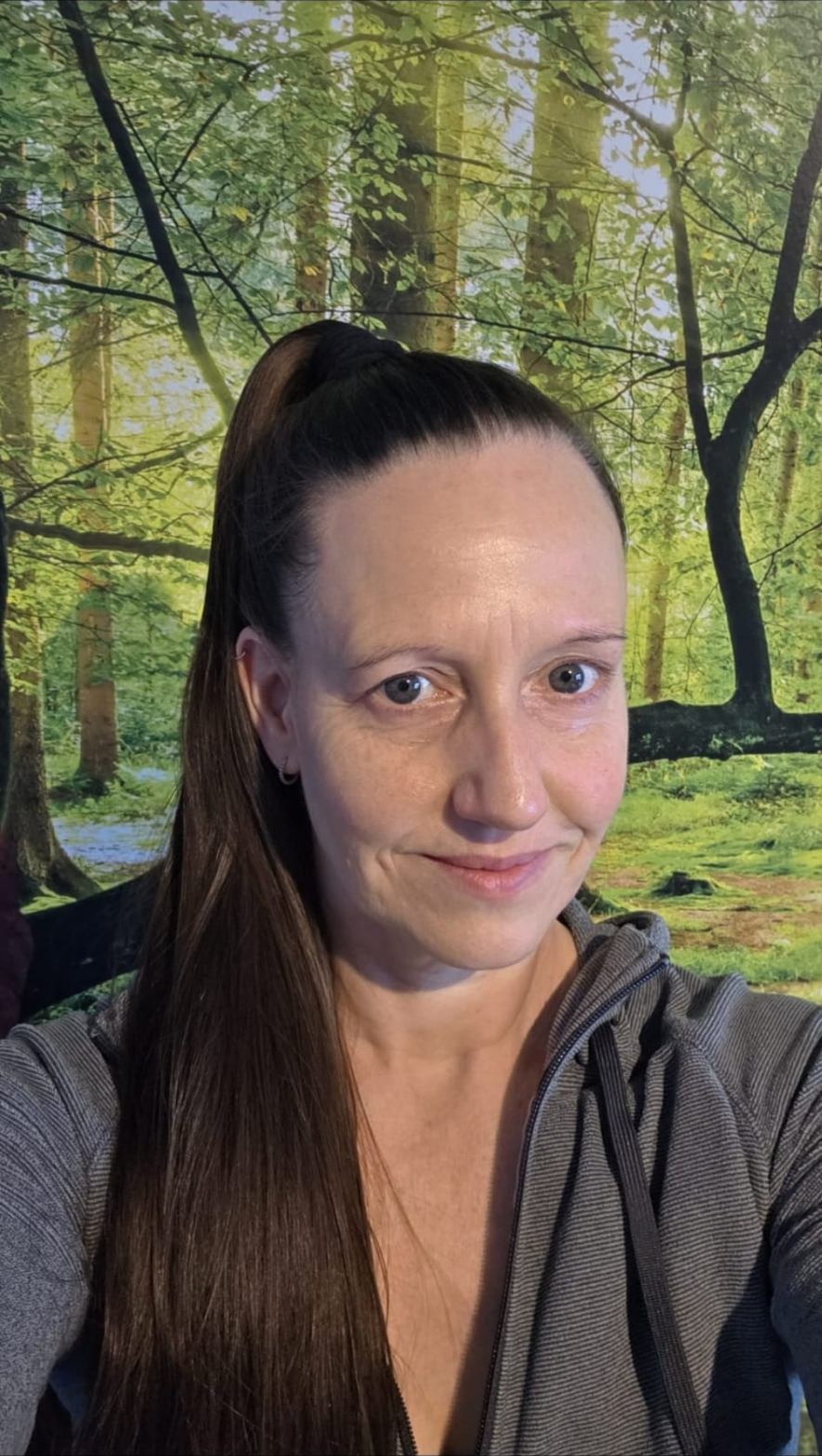 Sandra Watermann in einer hellen, freundlichen Beratungsatmosphäre